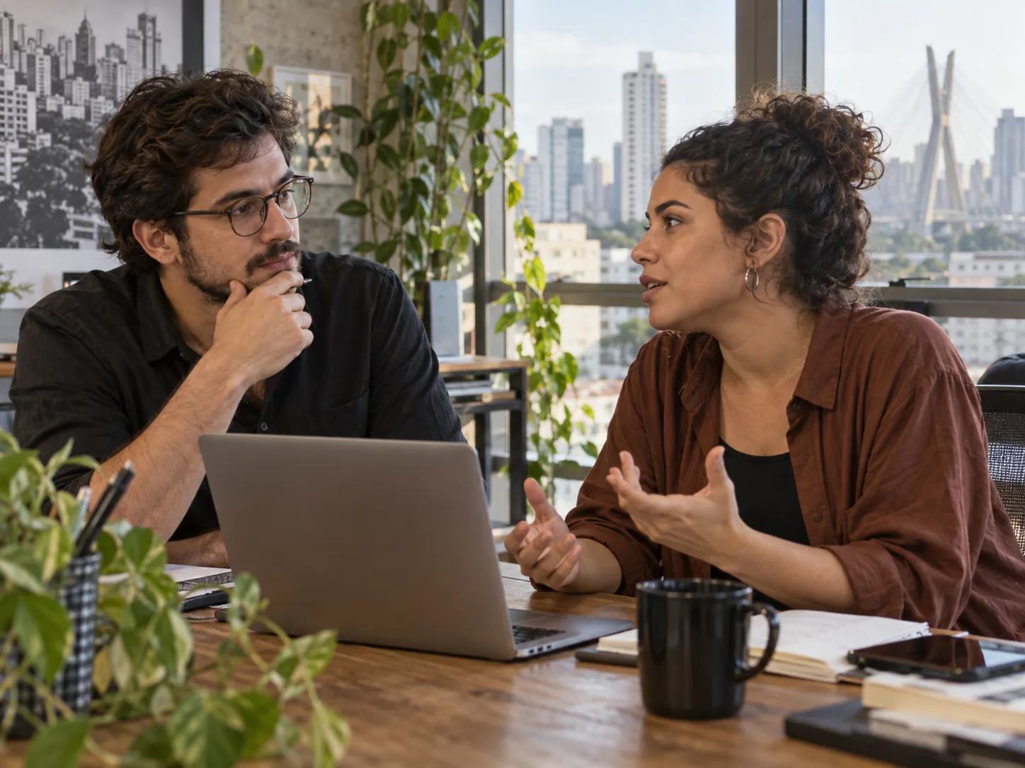 Colegas conversam sobre uma ideia em um escritório de São Paulo